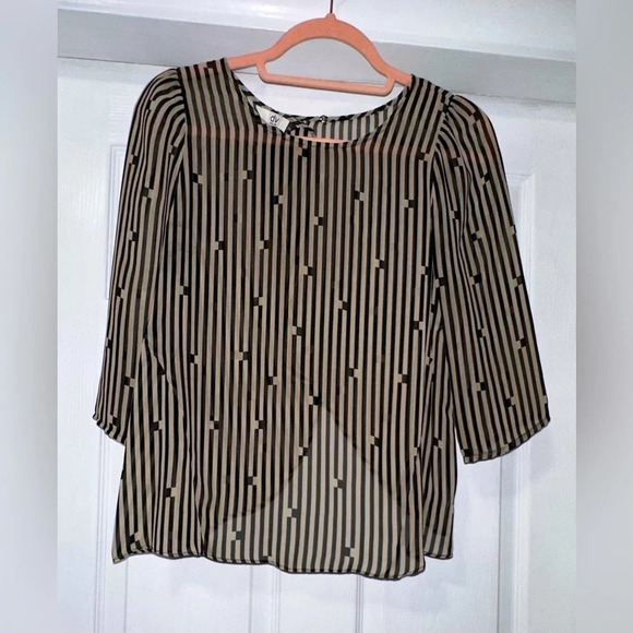 DV by Dolce Vita Sheer Blouse with open Back - Picture 2 of 9